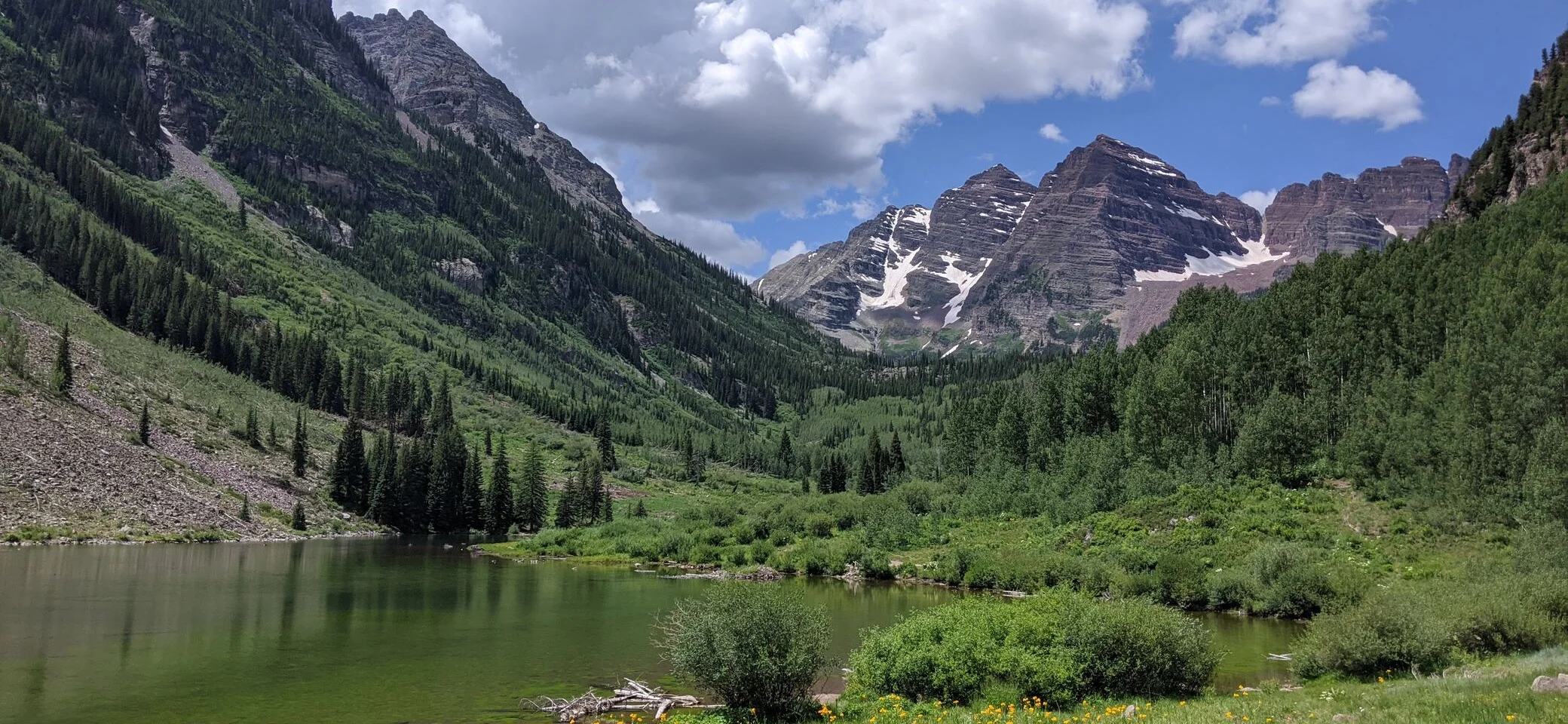 Berge im Sommer | © Foto von Lyndsey Dulfer auf Unsplash.jpg Berge im Sommer mit Wiese und See im Vordergrund | © Foto von Lyndsey Dulfer auf Unsplash.jpg