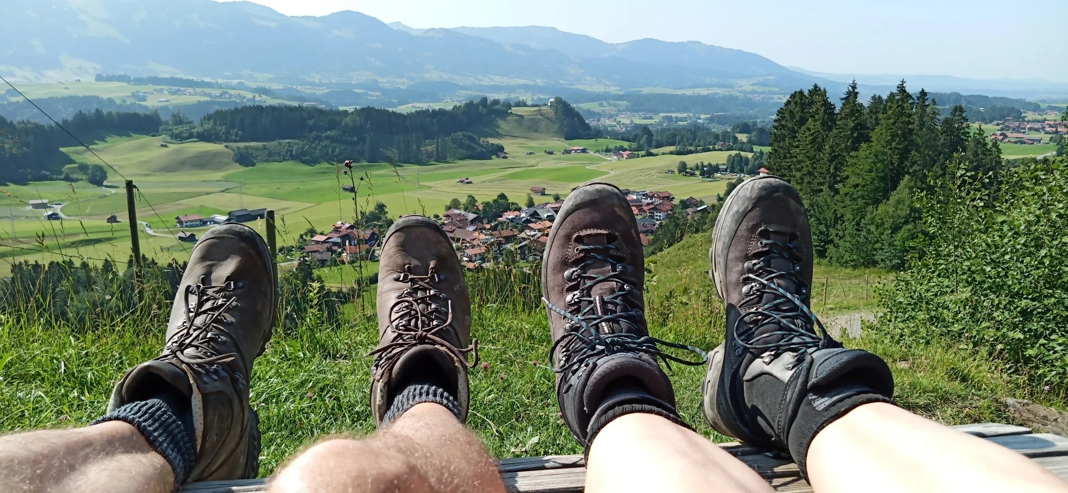 Wir machen Urlaub | © DAV-FN Zwei paar Füsse mit Bergstiefel mit weiter Sicht in ein Allgäuer Tal  | © DAV-FN