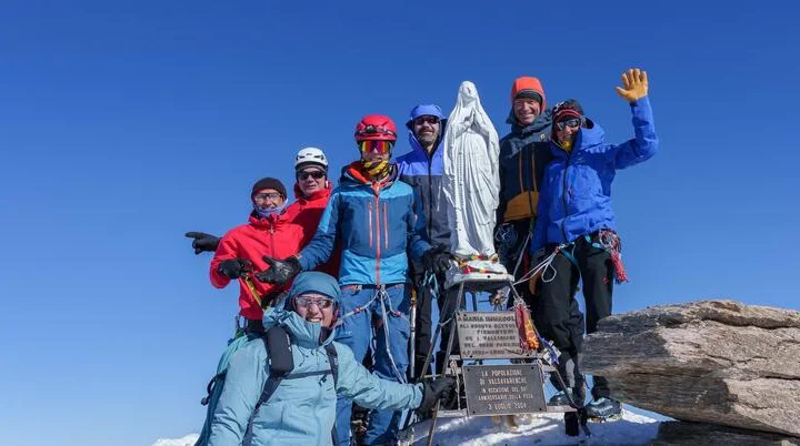 Gran Paradiso 4061m Bild 12 | © DAV-FN / R. Gersten u. L. Chr. Fischer Sieben Kletternde an der Madonna auf dem Gipfel des Gran Paradiso 4061m | © DAV-FN / R. Gersten u. L. Chr. Fischer