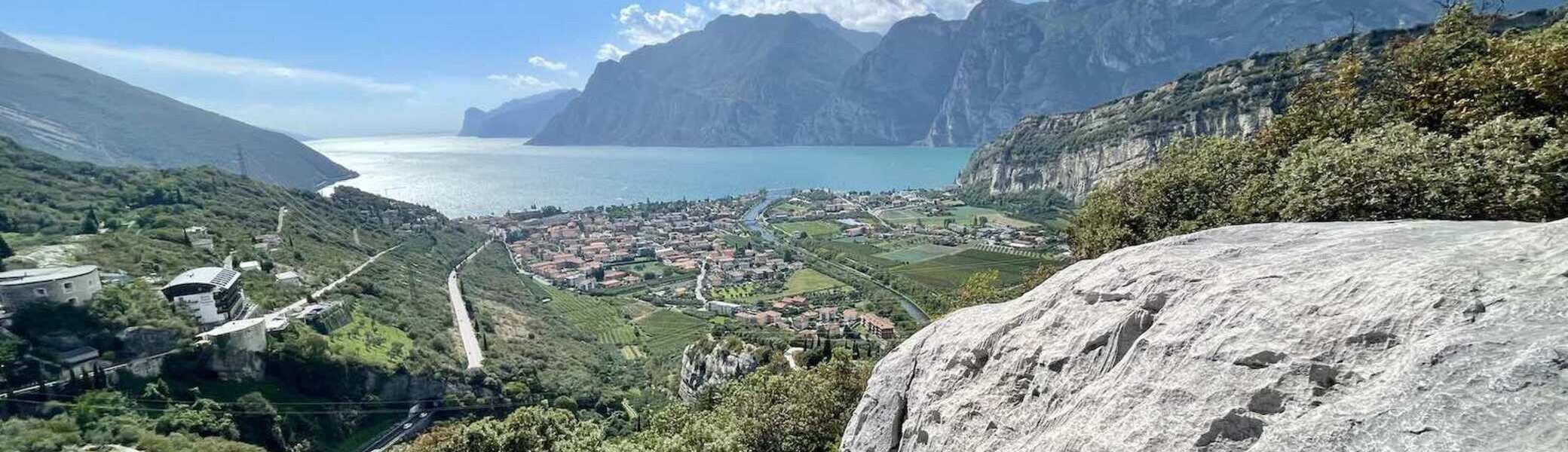 Aussicht-vom-Klettergebiet-Belvedere-bei-Nago-auf-den-Gardasee-1_Bergparadiese.de | © Bergparadiese.de