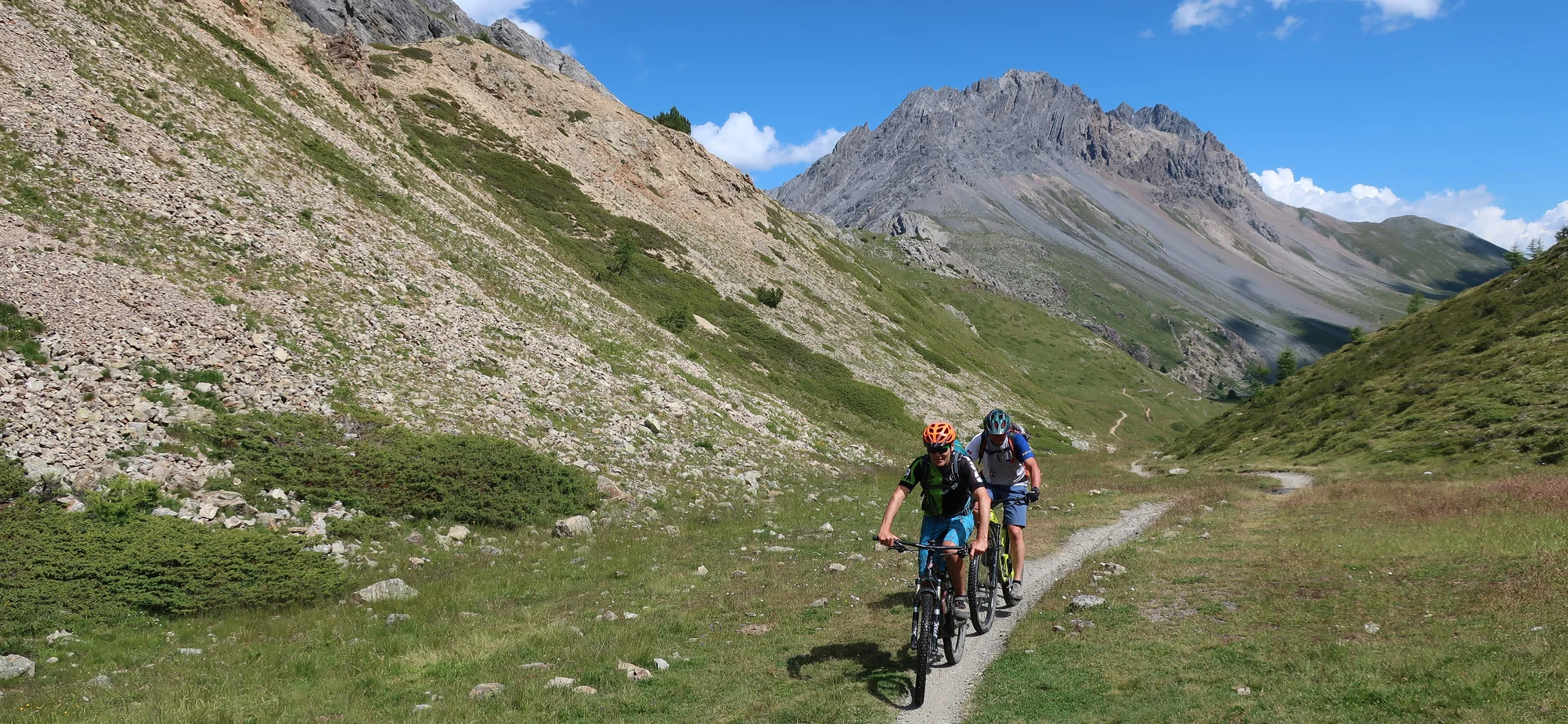 Auf schmalen Pfaden unterwegs | © DAV-FN / MTB Zwei Mountainbiker auf einem schmalen Pfad oberhalb der Baumgrenze unterwegs | © DAV-FN / MTB