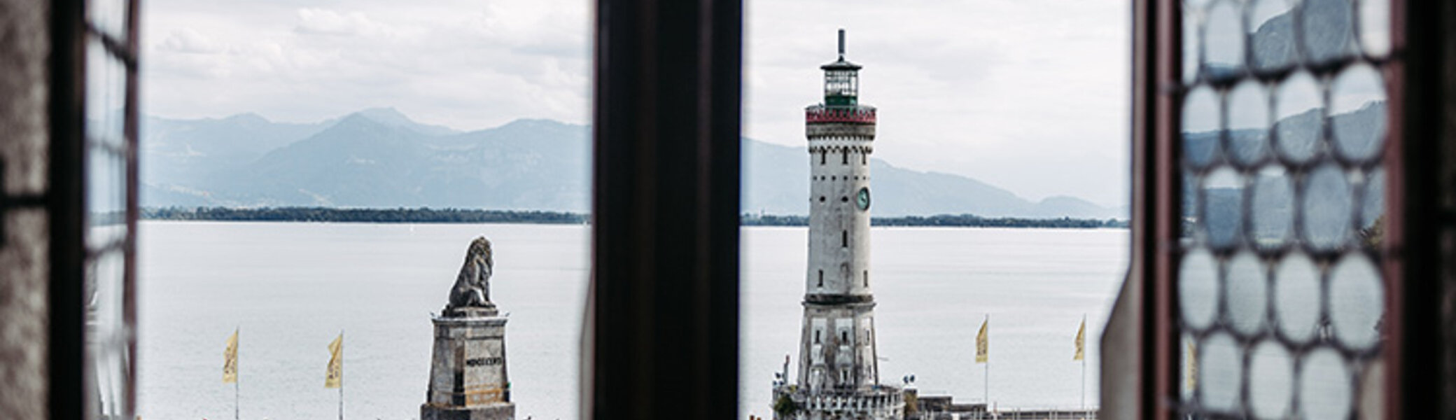 Ausblick vom Mangturm auf Lindauer Loewe und Leuchtturm | © Lindau Tourismus und Kongress GmbH  © CC BY-SA