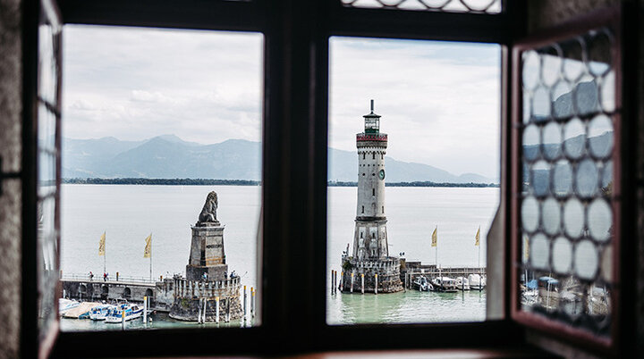 Ausblick vom Mangturm auf Lindauer Loewe und Leuchtturm | © Lindau Tourismus und Kongress GmbH  © CC BY-SA