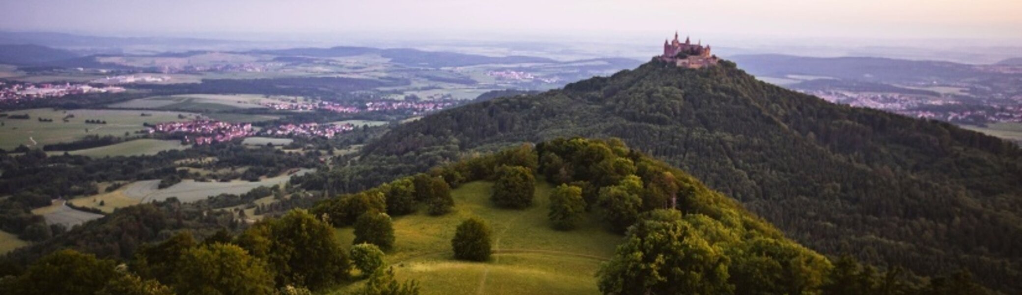  Blick vom Zeller Horn auf die Burg Hohenzollern  | © CC BY-ND, Albstadt Tourismus 