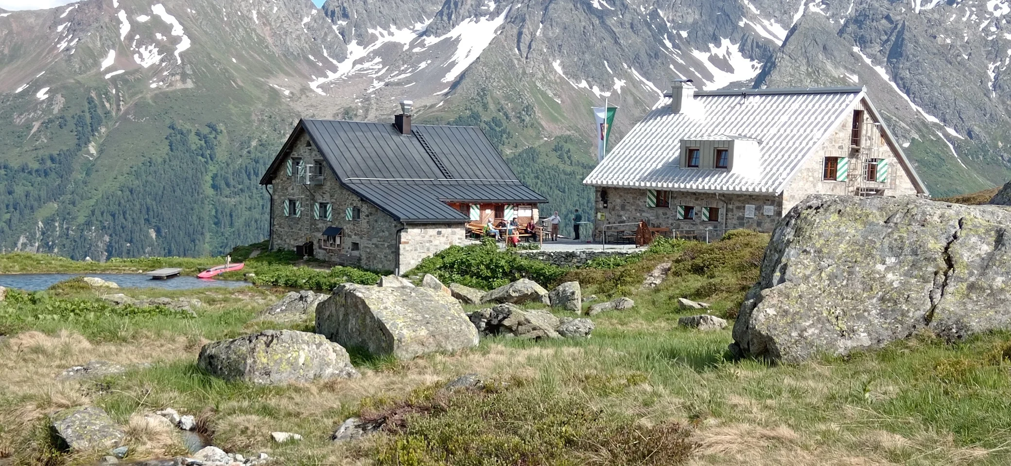 Friedrichshafener Hütte 09.07.2024 | © DAV-FN / J. Otten Blick über Bach hinweg zur Friedrichshafener Hütte und den See | © DAV-FN / J. Otten