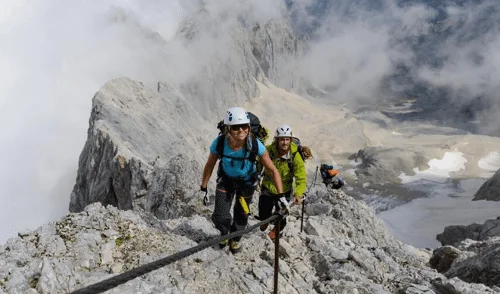 Bergbericht | © DAV Klettersteiggehende am Grat über den Wolken | © DAV