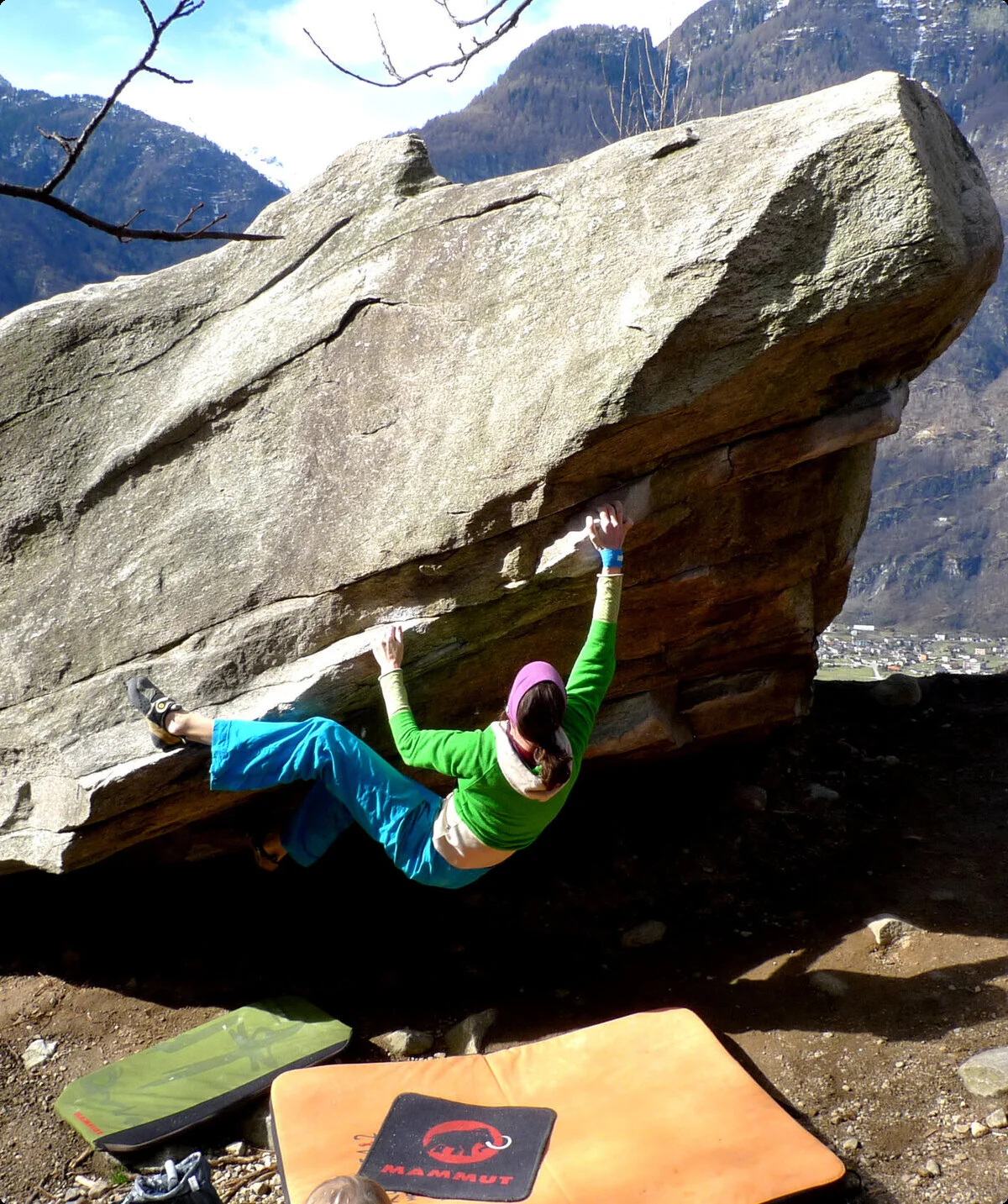 Bouldern an einem Felsen | © DAV/Matthias Keller Ein Mann bouldert an einem Outdoor-Boulderfelsblock | © DAV/Matthias Keller
