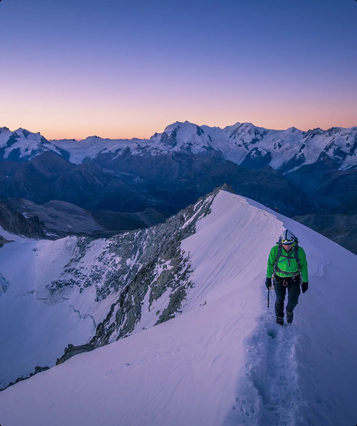 Hochtour im Wallis | © DAV/Silvan Metz Hochtour im Wallis: Wanderer auf Schneebedeckten Gipfeln | © DAV/Silvan Metz