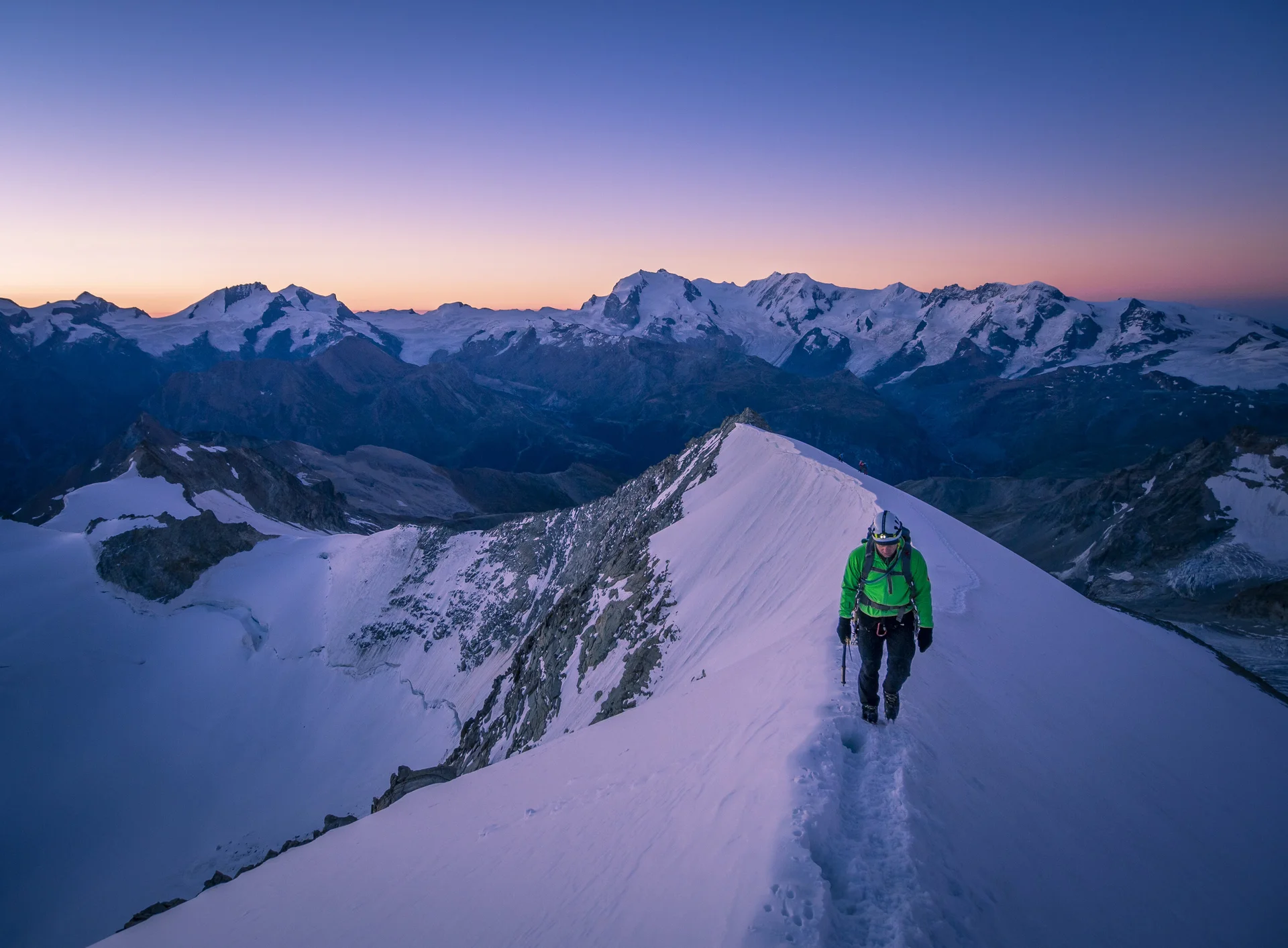 Hochtour im Wallis | © DAV/Silvan Metz Hochtour im Wallis: Wanderer auf Schneebedeckten Gipfeln | © DAV/Silvan Metz