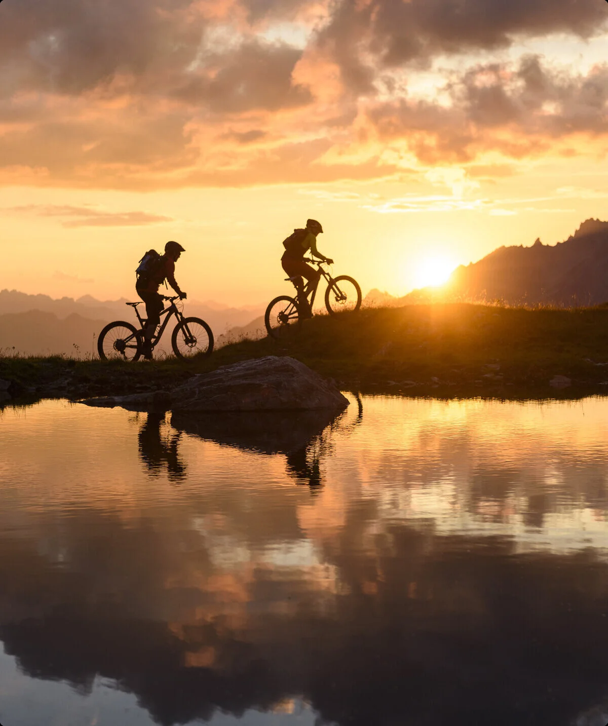 Zwei Mountainbiker im Sonnenuntergang | © DAV/Wolfgang Ehn Zwei Mountainbiker im Sonnenuntergang | © DAV/Wolfgang Ehn