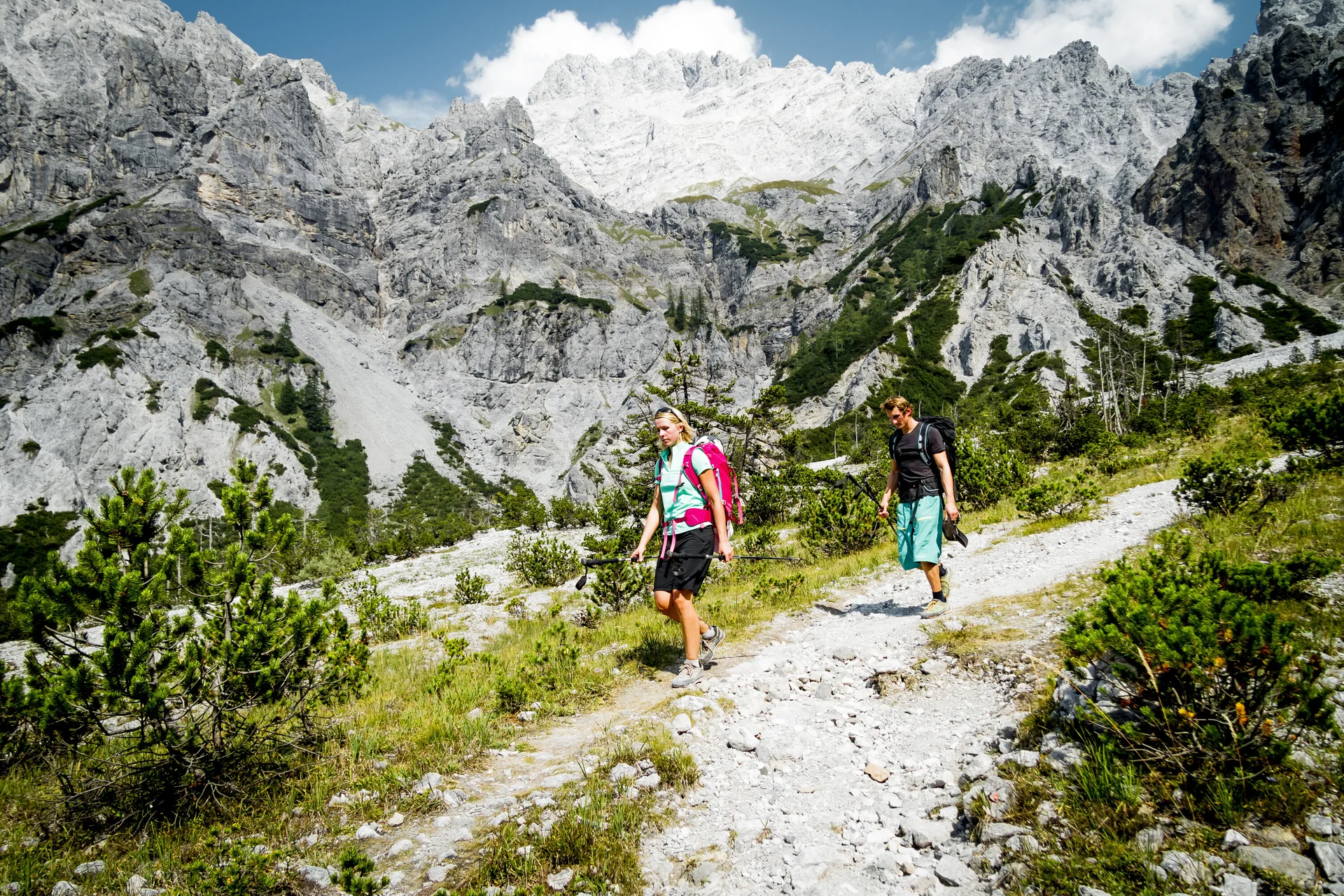 Watzmannueberschreitung | © DAV/Hans Herbig Zwei Wanderer auf einem Bergpfad | © DAV/Hans Herbig