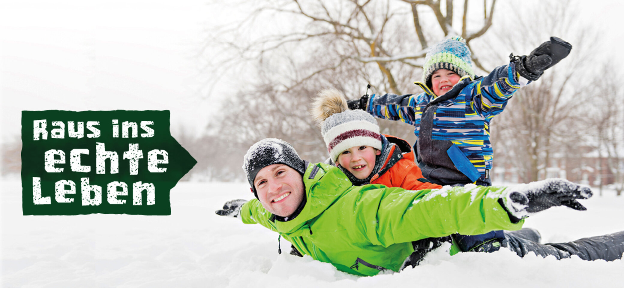 Foto aus der Kampagne des DAV: Raus ins echte Leben: eine Familie spielt im Schnee | © Pololia / Adobe Stock