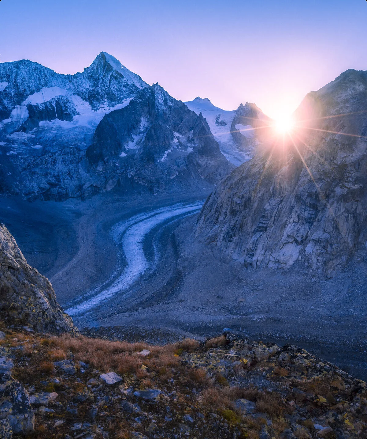 Sonnenaufgang zwischen verschneiten Berggipfeln | © DAV/Silvan Metz Sonnenaufgang zwischen verschneiten Berggipfeln | © DAV/Silvan Metz